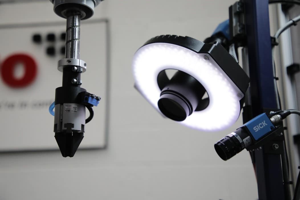Adbro Controls Camera detection with ring light and robotic arm